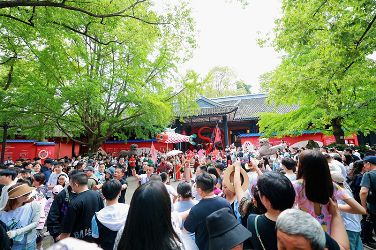 成都武侯祠“五一”接待观众约45万人次 文创收入增长超50%_fororder_微信图片_20250505191408