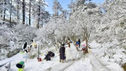 沉浸式玩雪 NPC巡游互动 “热雪”沸腾瓦屋山