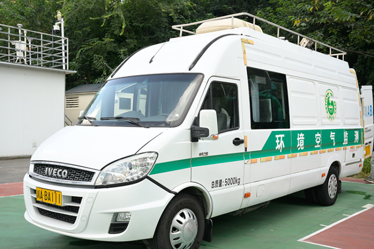 国际主播网红走进成都“环保大脑” 体验科技如何守护“窗含西岭千秋雪”_fororder_图片 1