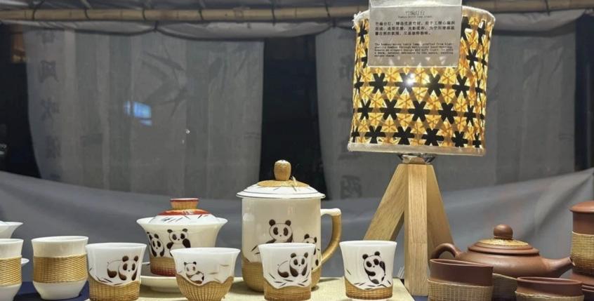 道明竹编亮相世运村 创意作品获赞_fororder_漆器竹编盖碗茶具-供图-崇州市委宣传部