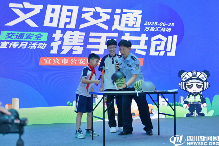 看事故车辆“现身说法” 宜宾公安交警开启交通安全进社区“沉浸式”宣传