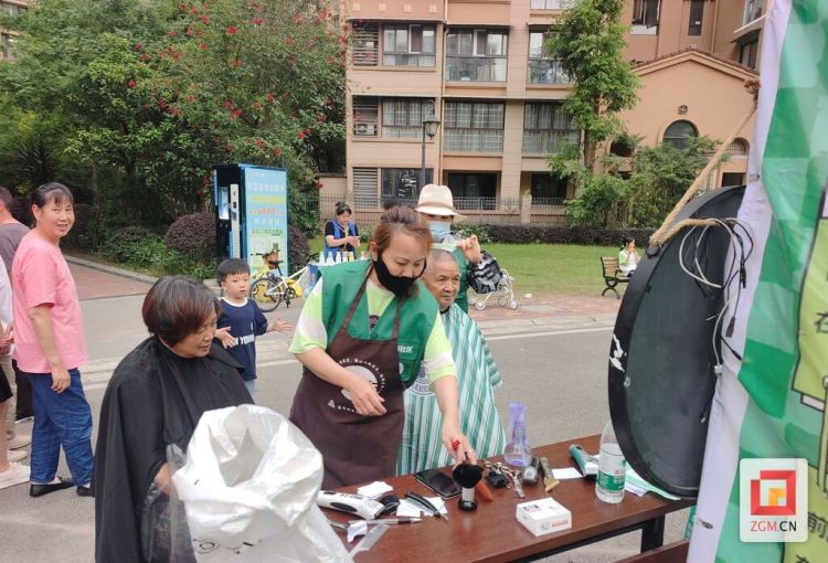 自贡高新区燊海社区“邻聚里”邻里服务中心开门迎客