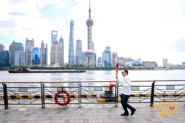 四川巴中赴上海发出“红叶邀约” 金秋来光雾山赏天然“红毯”_fororder_光雾山红叶“火炬”传递 供图 巴中市文旅集团.JPG