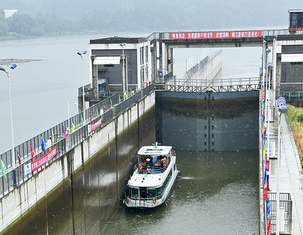岷江虎渡溪航电枢纽船闸工程交工验收_fororder_船闸运行平稳，各项设备运转正常，标志着该枢纽正式具备通航能力。