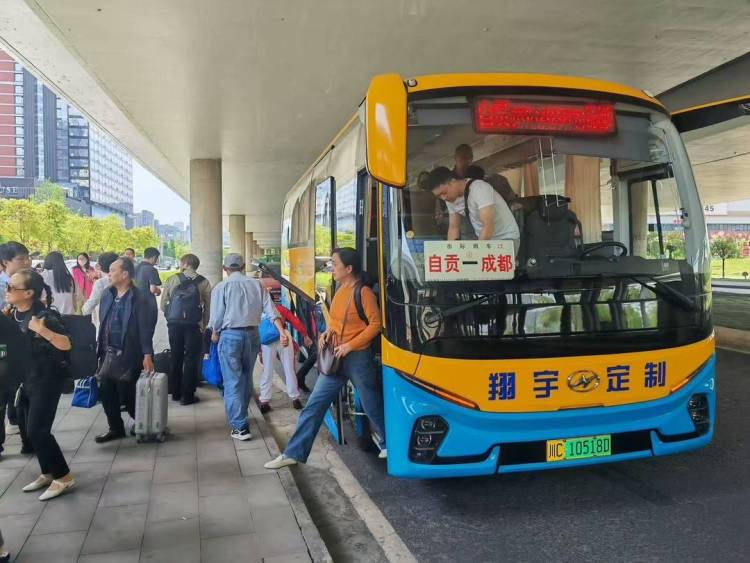 四川自贡客运企业“绝地”求生：客流下降80%后，全省首批城际便民快巴“上线”一炮而红