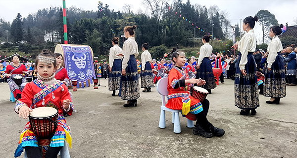 宜宾珙县千人“踩花山”庆新年