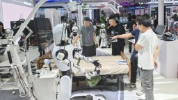成都“温江造”康养机器人亮相2025世界机器人大会