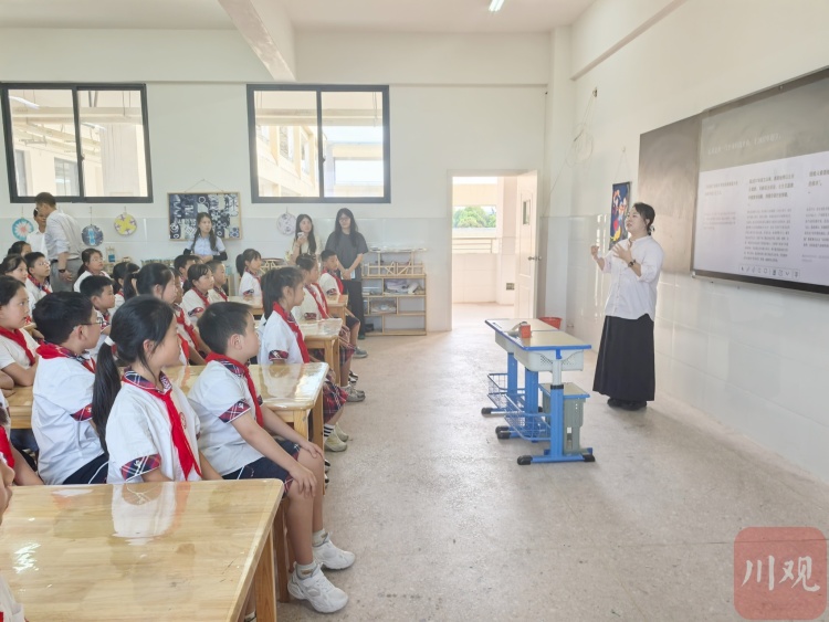 宜宾屏山首间“未来教室”落地！无人机操作、AI编程课开进小学课堂