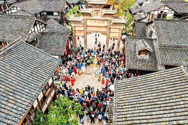 国庆中秋“双节”：循着长江酒香 感受五粮液文旅“新酿”_fororder_五粮液501古窖池中国白酒文化圣地开街-供图-五粮液集团