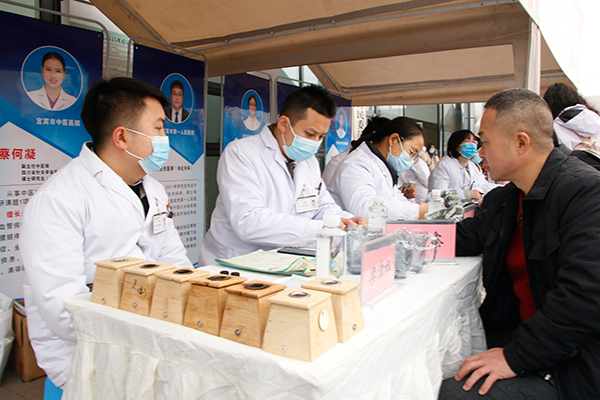 宜宾：“三下乡”牵手新时代文明实践 寒冬腊月送温暖