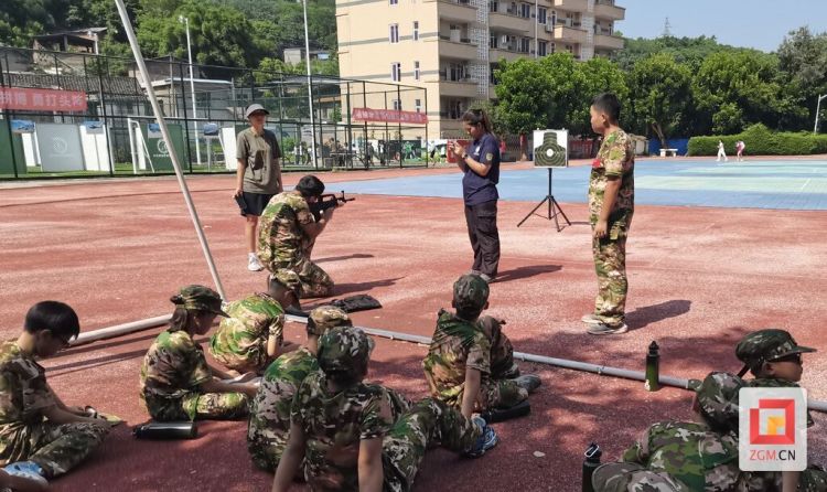自贡高新区华景社区：学军人风采 强国防意识