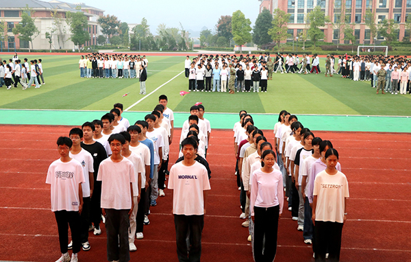 宜宾市一曼中学校：少年锋芒凝方阵 一曼脊梁铸训场_fororder_队列整齐展风采
