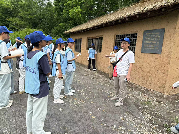 宜宾市一曼中学校：继续追寻英雄足迹 将红色基因刻进青春血脉_fororder_参观“吕妈妈家”-供图-宜宾市一曼中学校