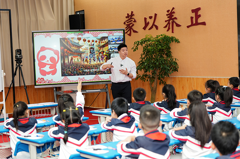 “Panda成都·华教云课堂”剪纸活动在成都武侯区举行