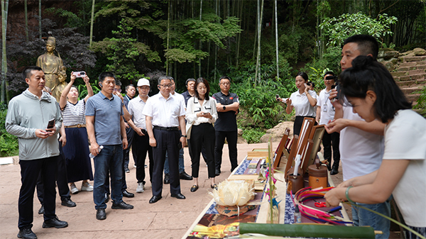 “东坡行旅——中国文物主题游径”建设城市单元交流活动走进眉山青神_fororder_青神竹编传承人陈岚和竹编手艺人现场展示青神竹编的精妙之处。--陈甜图