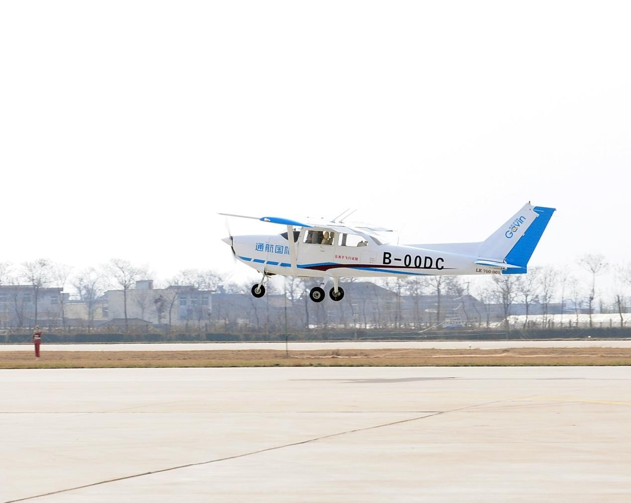 小鹰-700飞机获型号合格证 预计2026年在自贡工程化量产