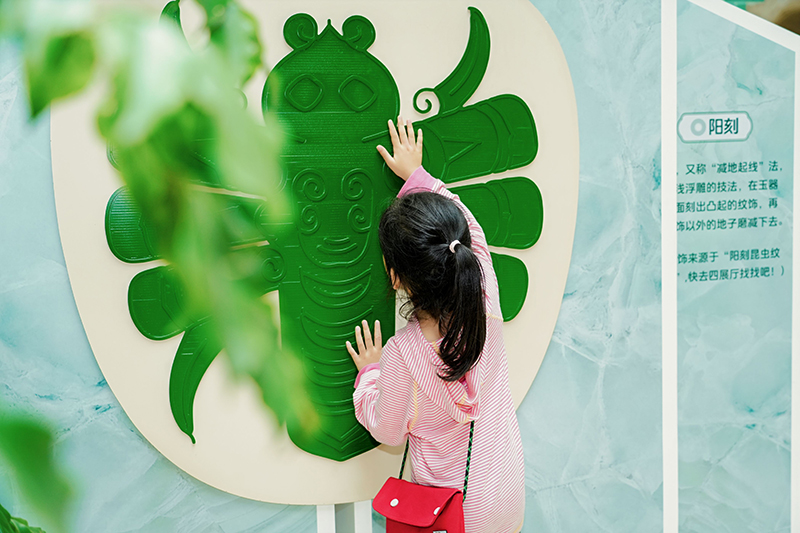 金沙玉文化科普展来袭 “双节”玩法抢先看_fororder_玉映金沙——玉文化科普展”现场，观众亲手触摸，感受玉器阳刻技艺