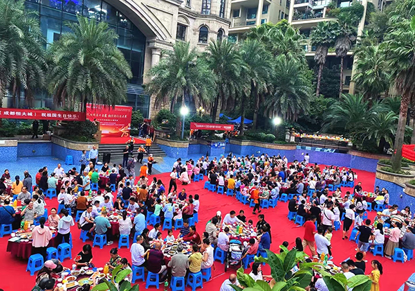 成都温江区柳城街道举办居民小区亲邻“坝坝宴” 共话邻里情