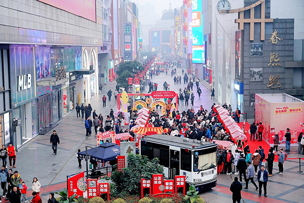 到成都街头走一走 遇见年味春熙“花式圈粉”
