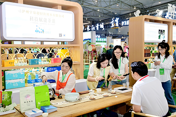 13家纳溪特早茶品牌茶企亮相四川茶博会_fororder_参展商品尝纳溪特早茶。-高银松-摄