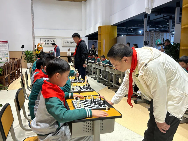 国际象棋世界冠军走进成都温江区校园 与小棋手上演“车轮战”