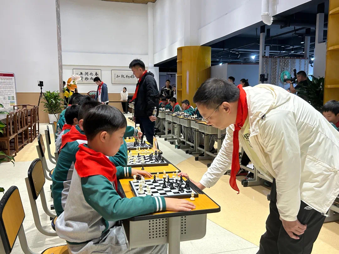 国际象棋世界冠军走进成都温江区校园 与小棋手上演“车轮战”