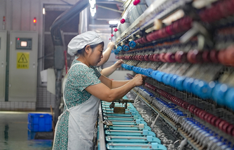 宜宾高县1月至6月茧丝出口额突破3000万元_fororder_工人缫丝-供图-高县融媒体中心