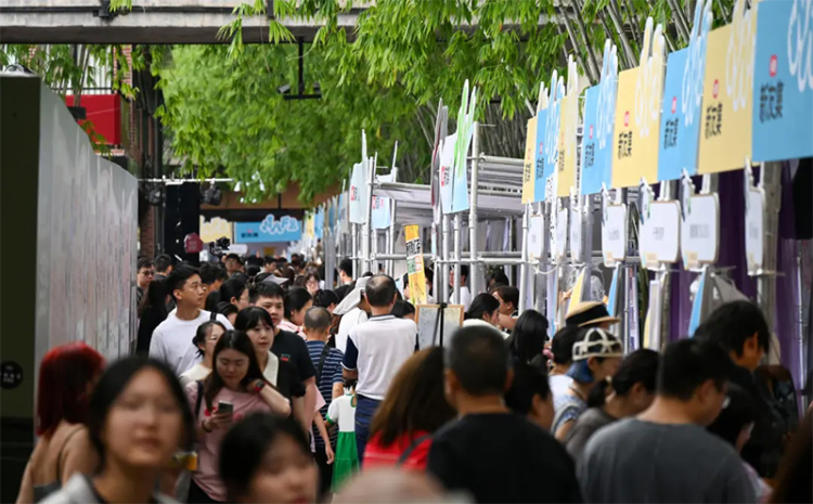 “川超”揭幕战：不仅是足球比赛 更是消费嘉年华_fororder_未标题-1