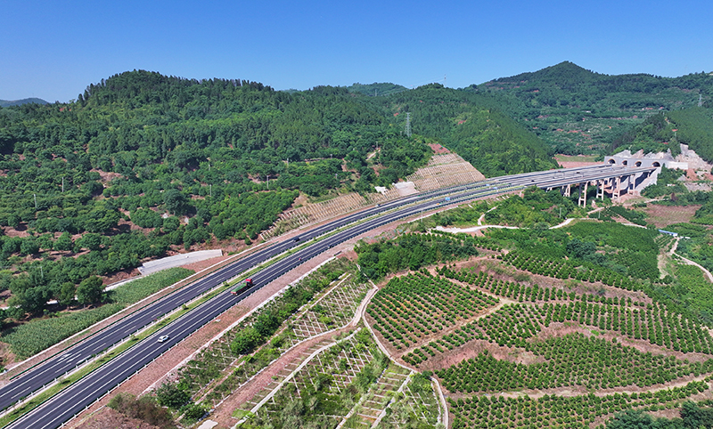 眉山仁寿：路网畅通 发展加速_fororder_2025年6月15日，航拍四川省眉山市仁寿县大化镇天府大道二峨山段。-08-(1)