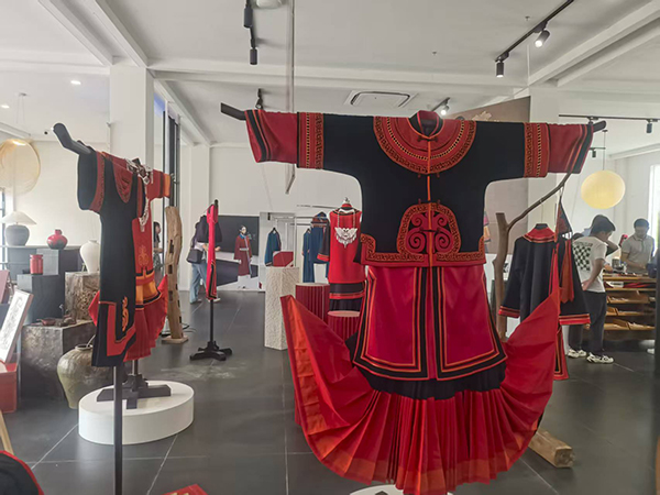 凉山州彝绣产业促进会成立 将实施品牌化数字化发展战略_fororder_微信图片_20250721161138