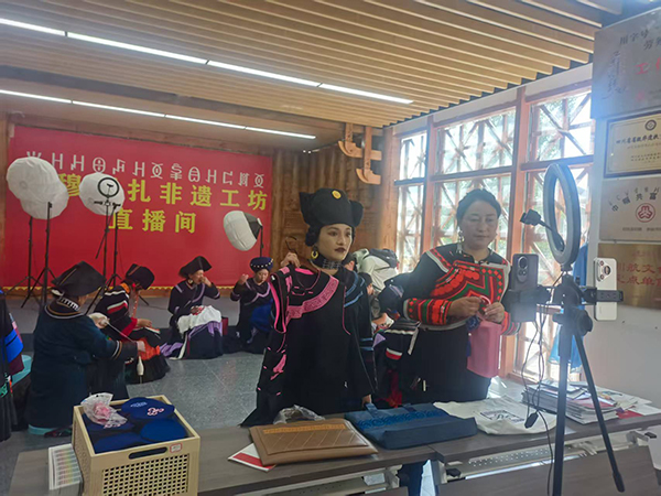 搬出大山天地宽——悬崖村村民的五年新生_fororder_沐恩邸社区绣娘在直播间售卖彝绣产品-摄影-冯巧凤