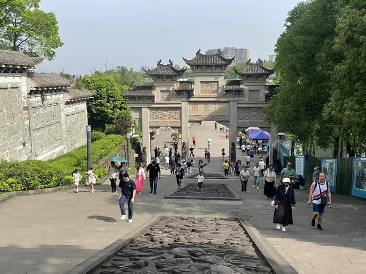 资阳安岳“五一”文旅成绩单出炉：迎客21万人次 门票收入69万元_fororder_“五一”期间，圆觉洞景区人气旺。安岳县文广旅局--供图