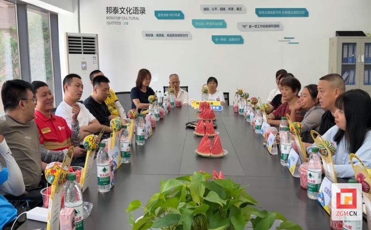 自贡一小区试点打造“骑手友好小区” 破解外卖配送“最后100米”难题