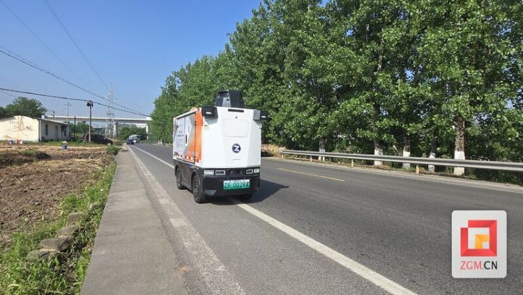 “它又上路了”！自贡首次组织无人驾驶燃气巡检车现场操作学习活动