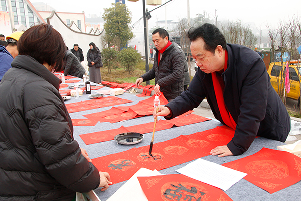 宜宾：“三下乡”牵手新时代文明实践 寒冬腊月送温暖