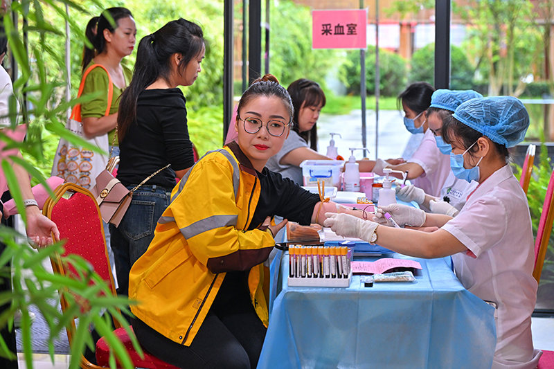 眉山仁寿：爱心体检 温暖新就业群体_fororder_2025年9月18日，在四川省眉山市仁寿县一流动健康体检点，新就业形态劳动者在参加免费体检。-(6)