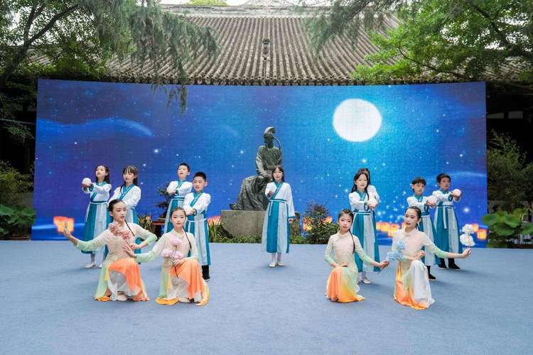 成都草堂小学：“家校社幸福圈”激发育人新动能