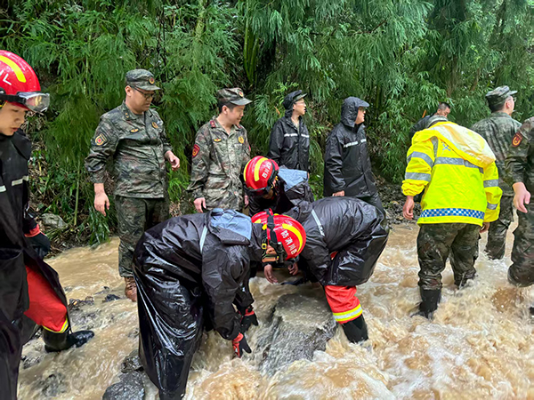 宜宾兴文县：风雨同舟 全力以赴 众志成城 共护家园_fororder_清除障碍-供图-兴文县融媒体中心-(2)
