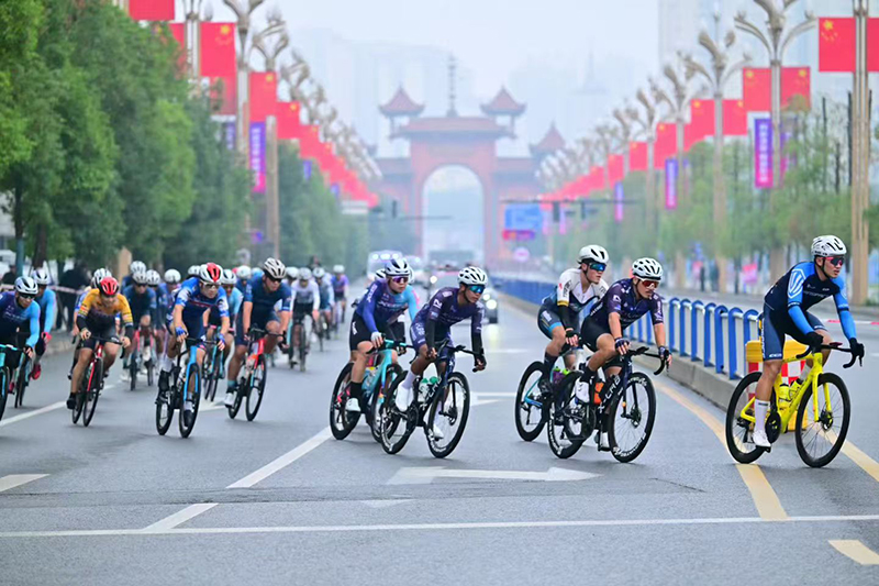 2025中国公路自行车公开赛（眉山彭山站）鸣笛开赛 千名骑手逐风岷江畔_fororder_微信图片_20251102211025_45_4