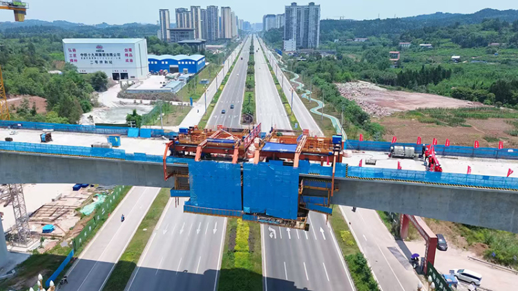 成渝中线高铁跨安岳大道特大桥连续梁合龙_fororder_成渝中线高铁跨安岳大道特大桥连续梁合龙部位。张静--摄