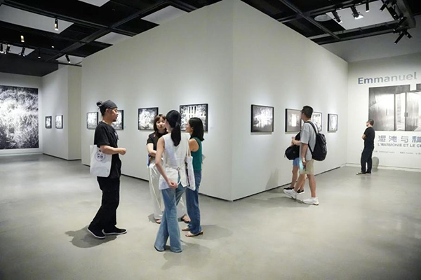 法国摄影家卢力捷“混沌与和谐”摄影展在成都开幕_fororder_图片-2