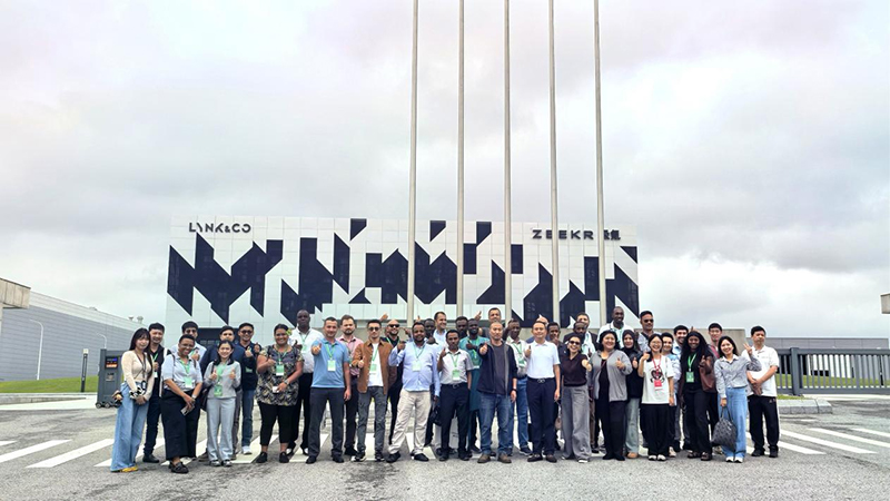 12国官员齐聚成都龙泉驿 沉浸式感受中国汽车智造实力_fororder_图片-1