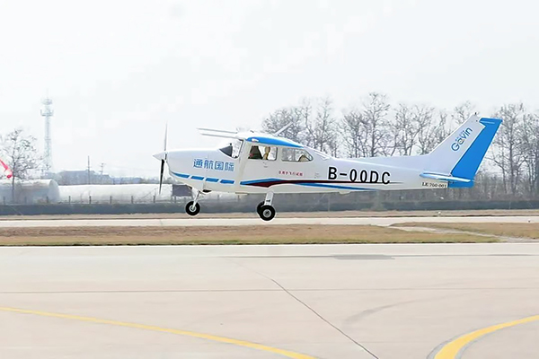 自贡航空产业园区小鹰-700飞机完成审定飞行试验_fororder_2小鹰-700飞机