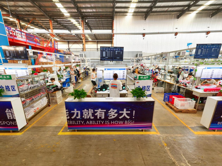解码资阳安岳鞋服“双过半”答卷：“链主带动+卫星工厂”激活县域经济新动能_fororder_朗特鞋业智慧针车线。潘政吉--摄