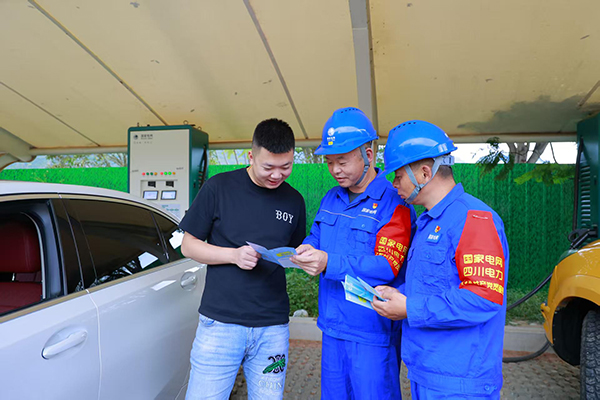 四川：1万余名电力人坚守一线 保障“双节”用电_fororder_微信图片_20251008193607