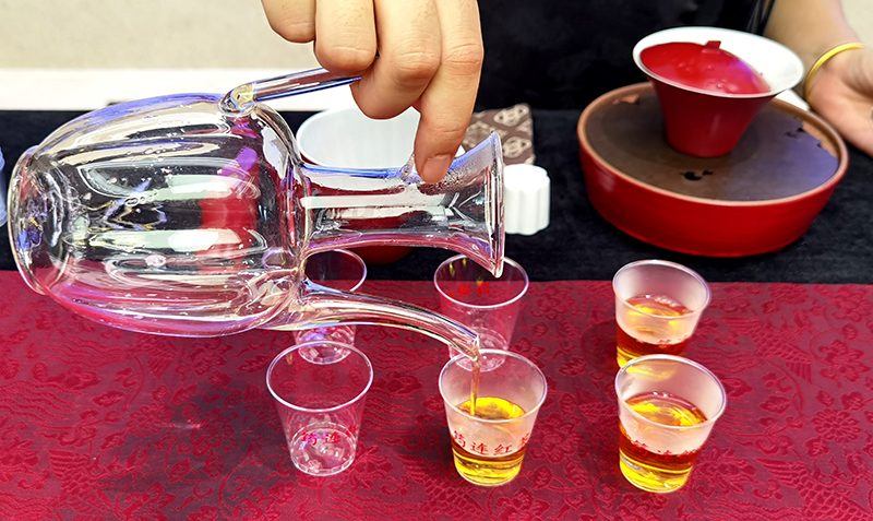 宜宾筠连县委书记谢晓丹化身“首席推荐官”推介筠连_fororder_筠连红茶-摄影-高学兵