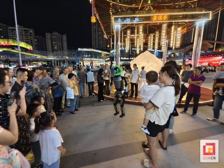 恐龙之乡遇见尖端科技 智能机器人惊艳亮相自贡