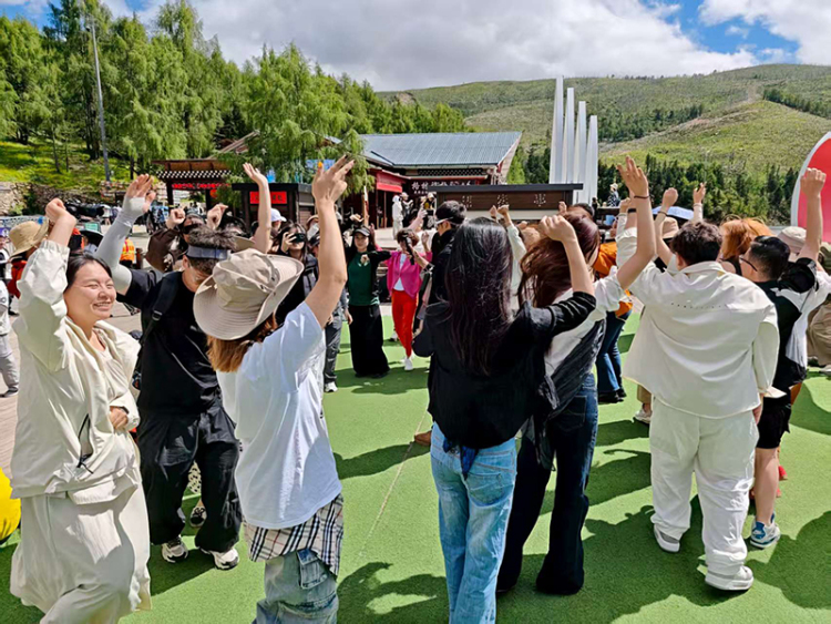 康定情歌暑期寻爱潮玩季：非遗与浪漫共舞 神山圣湖见证深情_fororder_载歌载舞