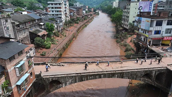淤泥未干 温情已至：泸州市合江县福宝镇灾后自救重建_fororder_6-大桥经过政府组织的专业力量及时清淤-已恢复通行-图片来源合江县融媒体中心