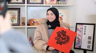 执笔绘吉祥 国际主播网红体验“农闲握笔头”